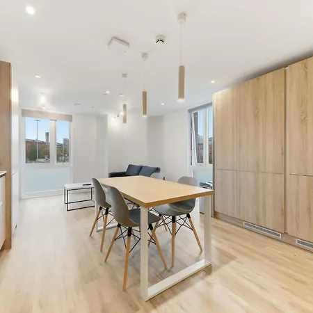 Brand New Student Only Ensuites In Holiday home